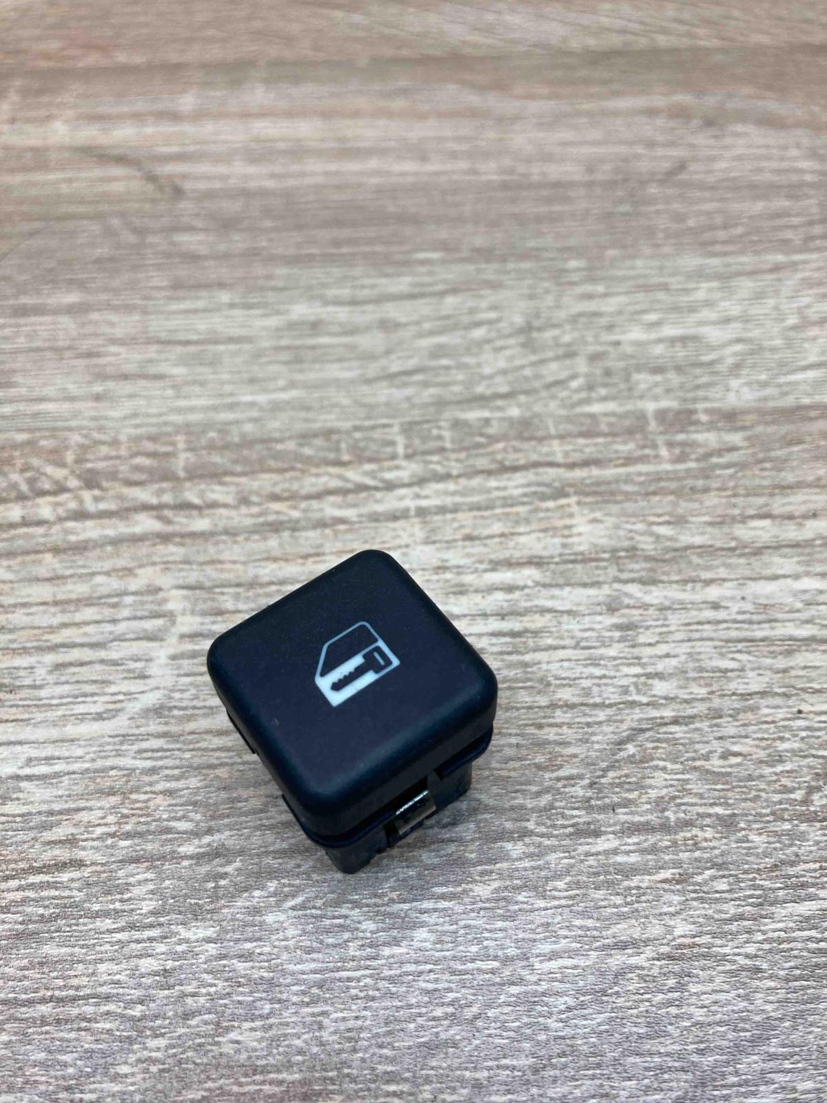 8360828   Central locking switch button BMW 7 E38