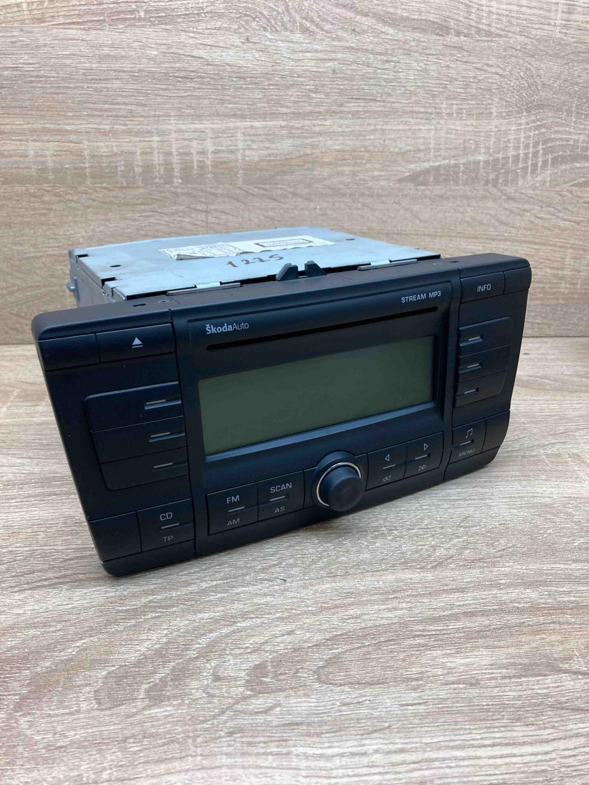 1Z0035161C  With Code Radio/CD/DVD/GPS head unit Skoda Octavia Mk2 (1Z)