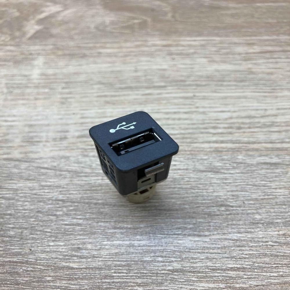 9167196   USB socket connector BMW 5 GT F07