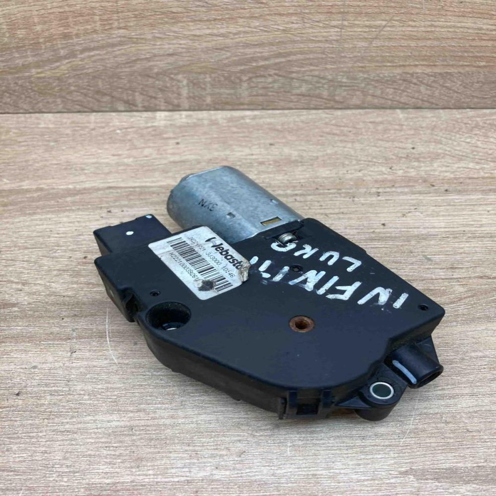 1813019A   Sunroof motor/actuator Nissan Murano Z50