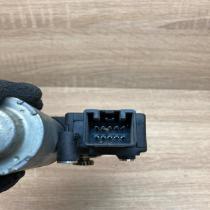 1813019A   Sunroof motor/actuator Nissan Murano Z50