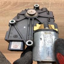 1813019A   Sunroof motor/actuator Nissan Murano Z50