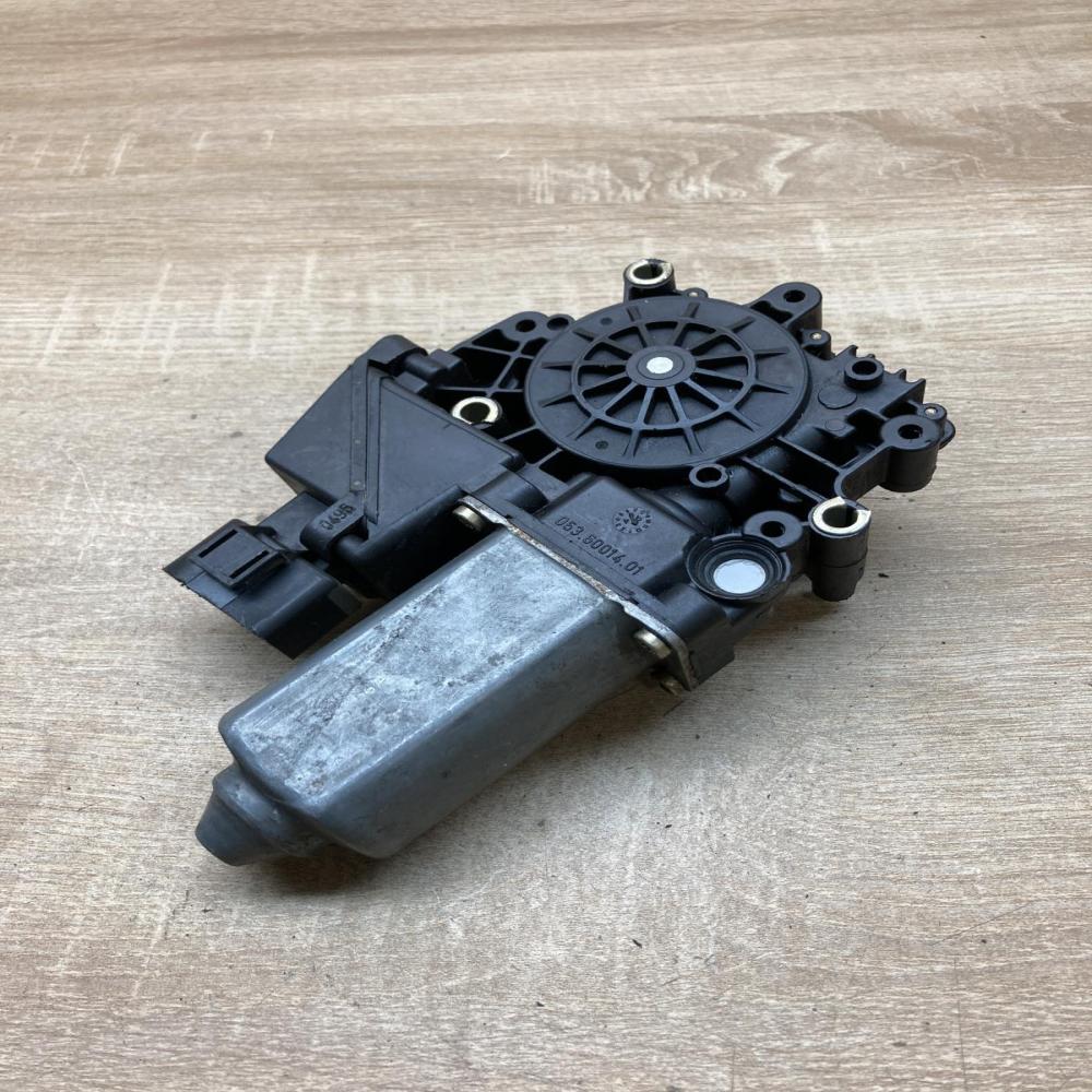 05071900 113846 100  Front door window regulator motor Audi A4 S4 B5 8D