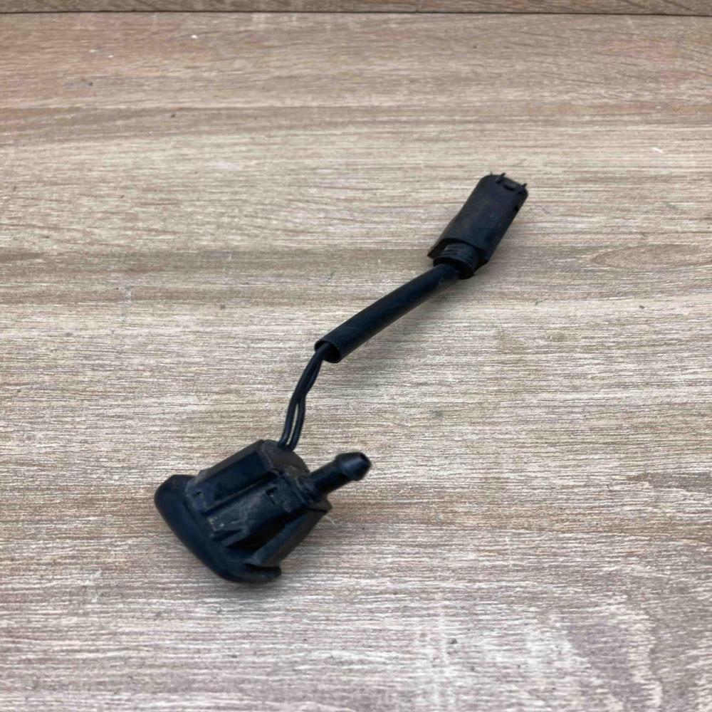 7046060   Windshield washer spray nozzle BMW 5 E60 E61