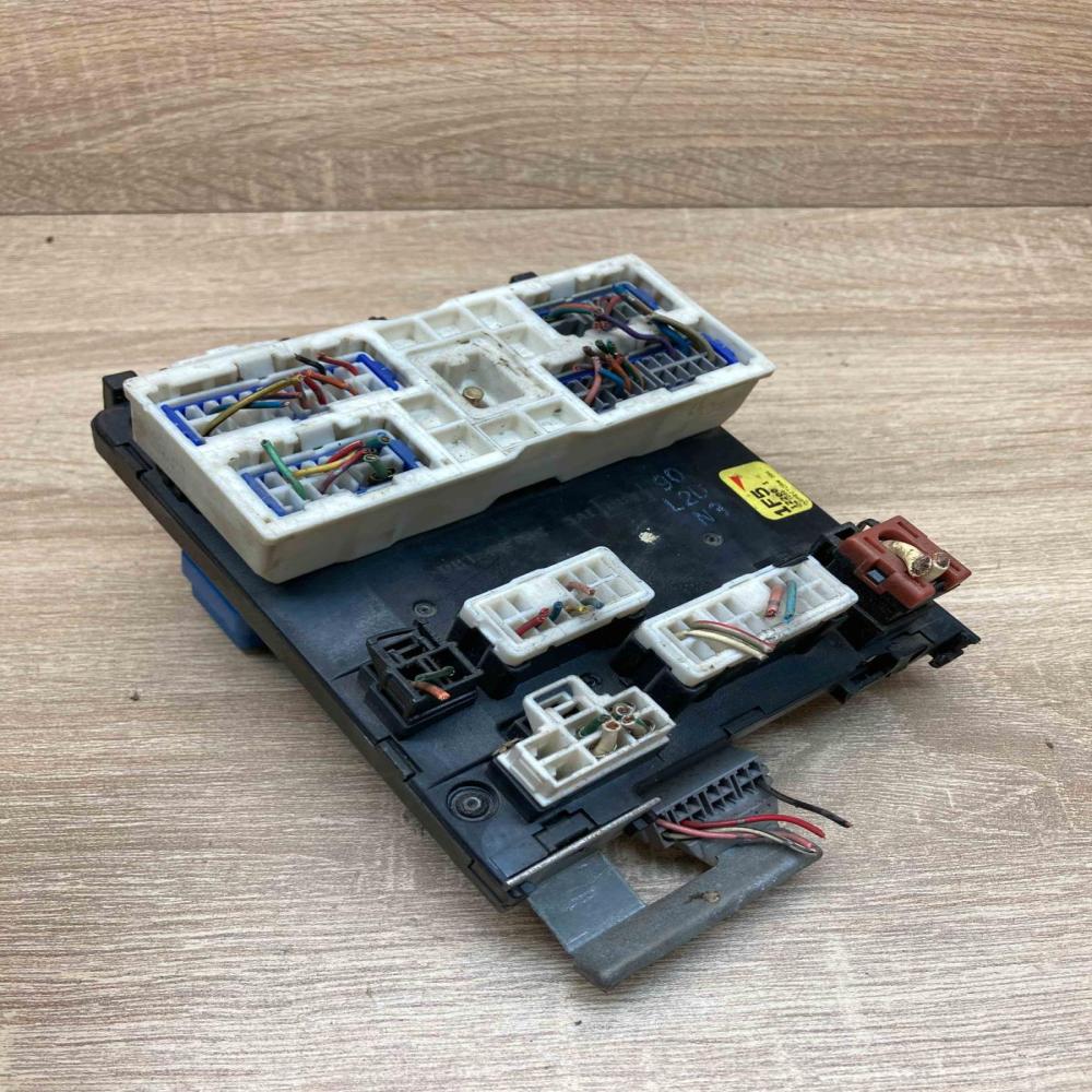 PP T30 GF10 1F5 122001  Fuse box set Nissan Micra C+C