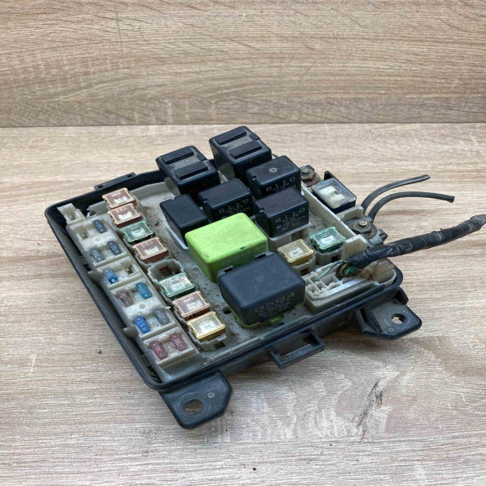 0327 8G04   Fuse module Mazda 323