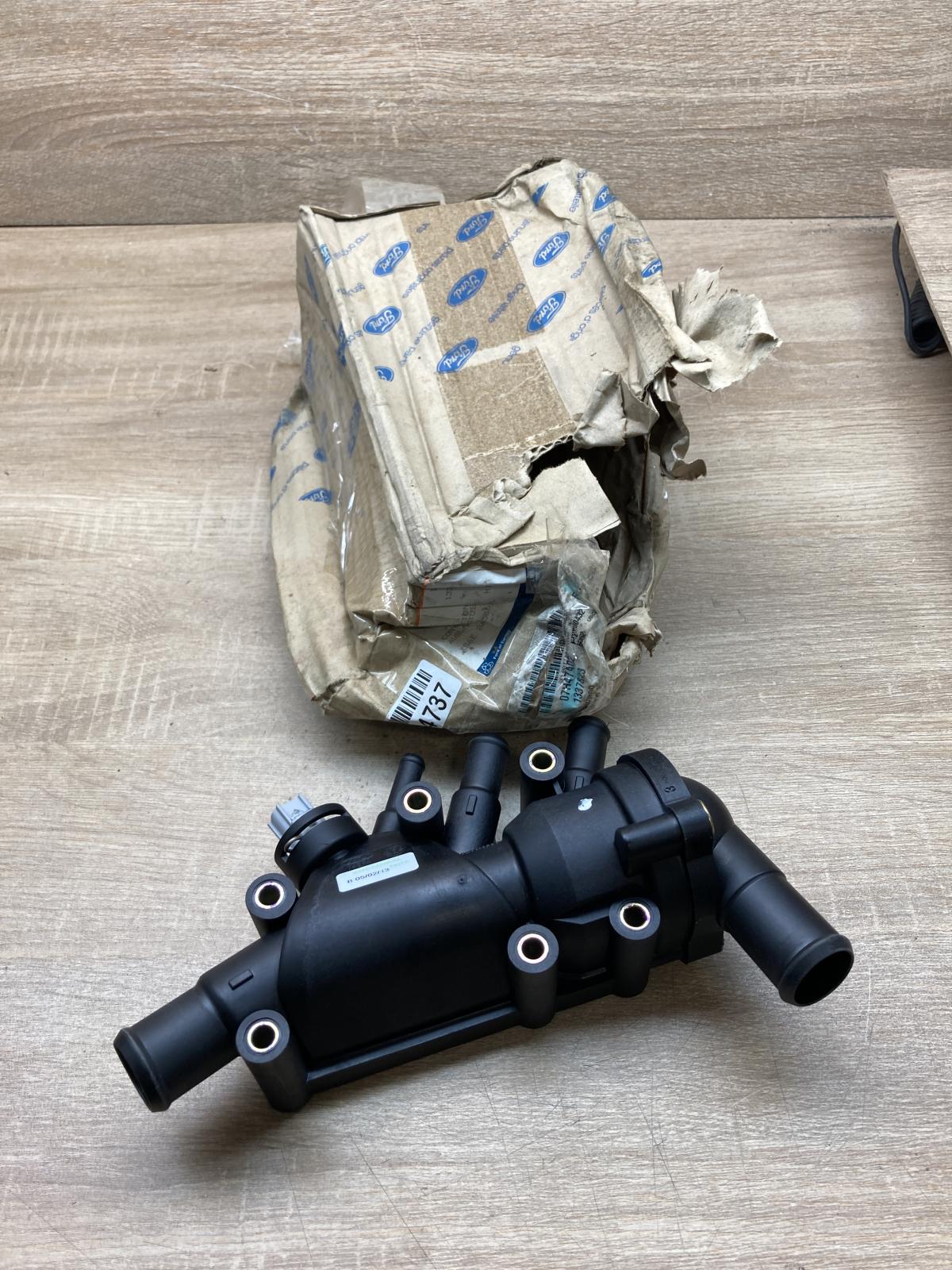 1337823 XS6E 8A586 AL  Thermostat/thermostat housing Ford Fiesta