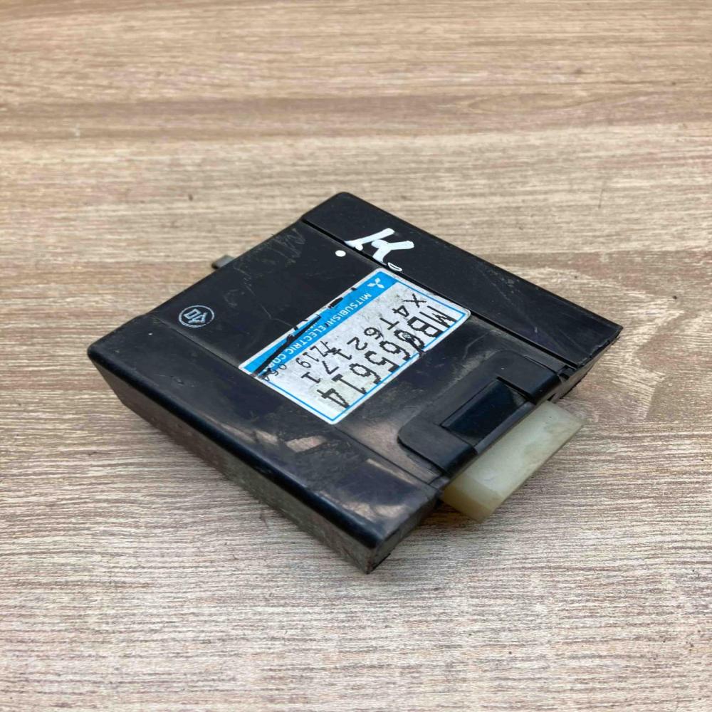 MB665614 X4T62171  Suspension control unit/module Mitsubishi Pajero