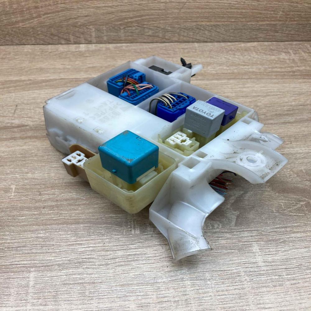 6189 7019TA1  Fuse module Toyota Corolla E120 E130