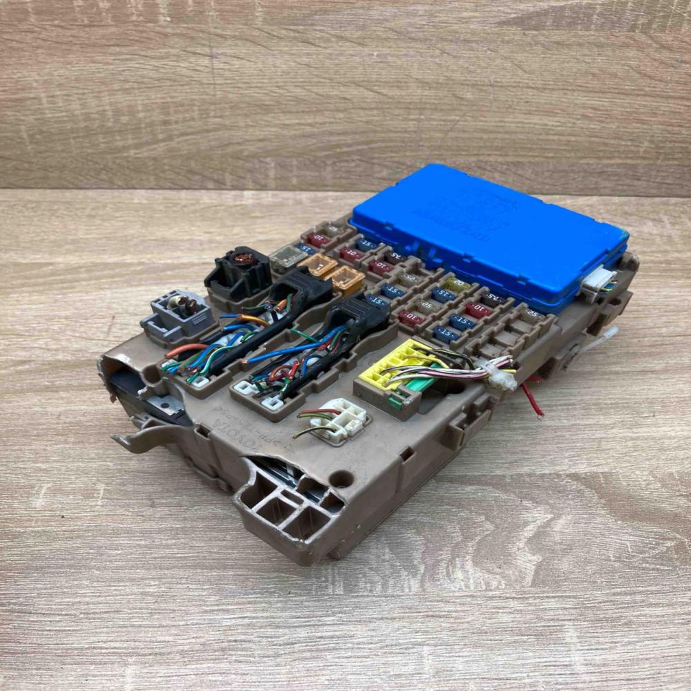82641 02040 MB232300 8520  Fuse module Toyota Corolla E120 E130