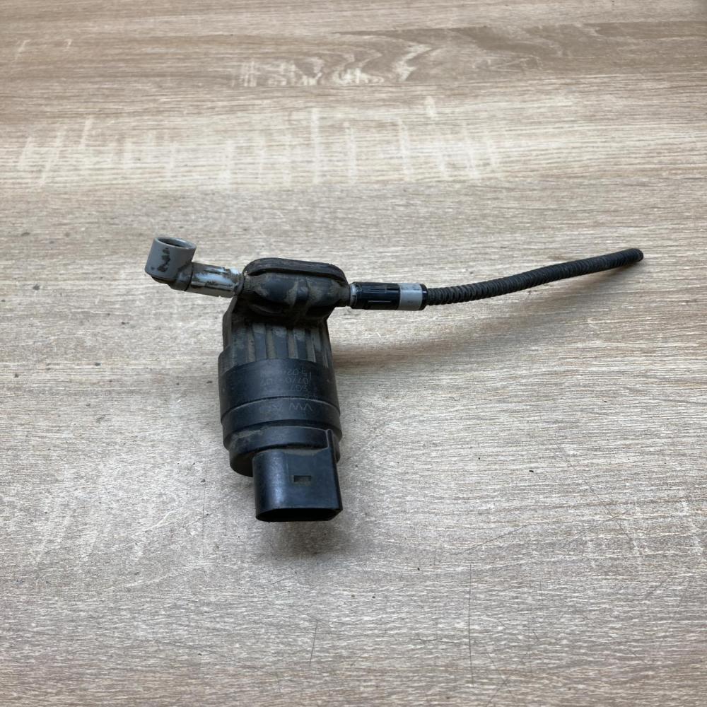 1K6955651   Windscreen/windshield washer pump Audi A3 S3 8P