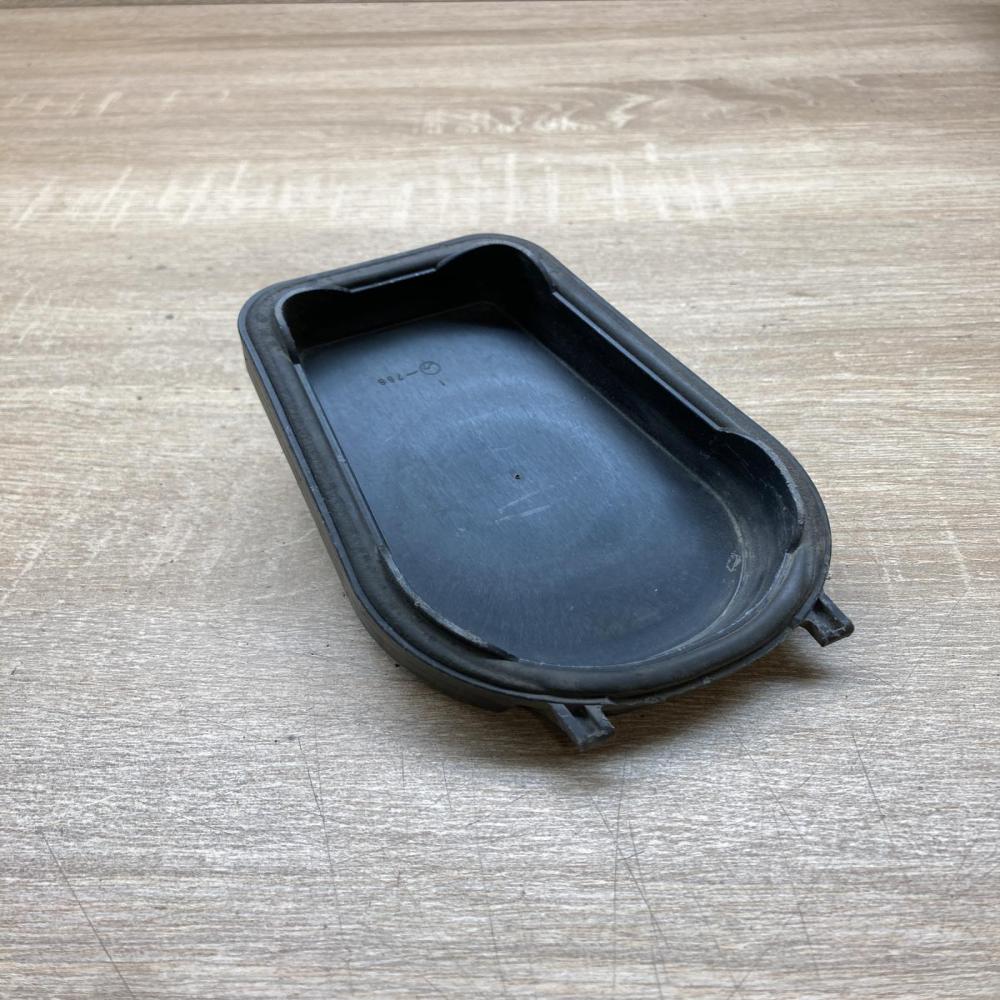 1305239232   Headlight/headlamp dust cover Volkswagen Touran I