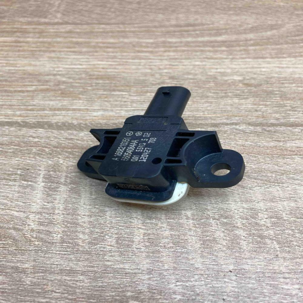 A1668210351 56054084AA  Airbag deployment crash/impact sensor Mercedes-Benz ML W