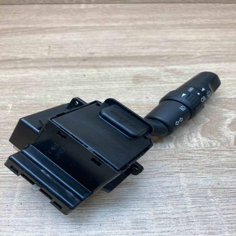 17D682 17D682  Wiper control stalk Mazda 5