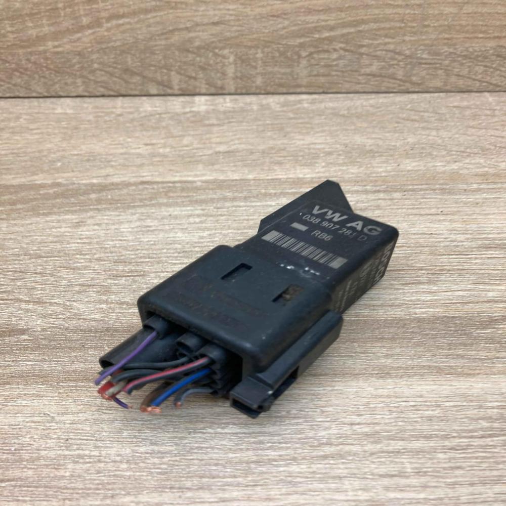 038907281D 0281003038  Glow plug pre-heat relay Volkswagen Golf V