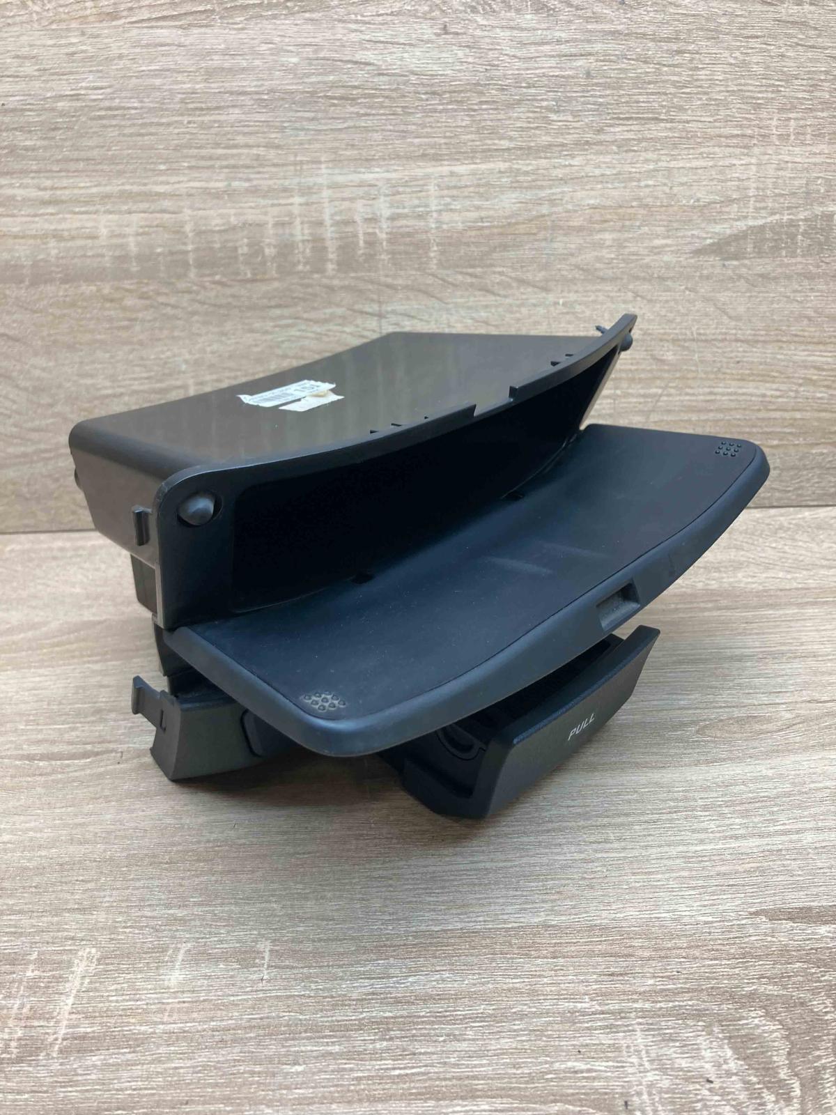 84780 2L300  15J Glove box central console Hyundai i30