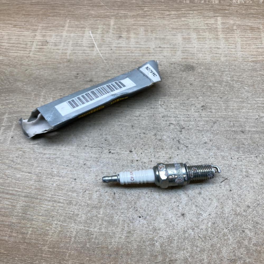 7701366087   Spark plug Renault Clio I