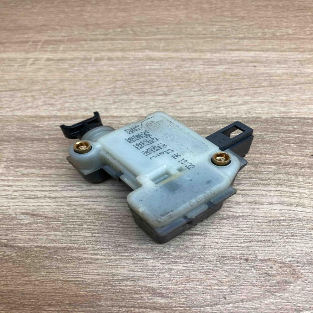 3B0959781C   Fuel tank cap lock motor Volkswagen Golf IV