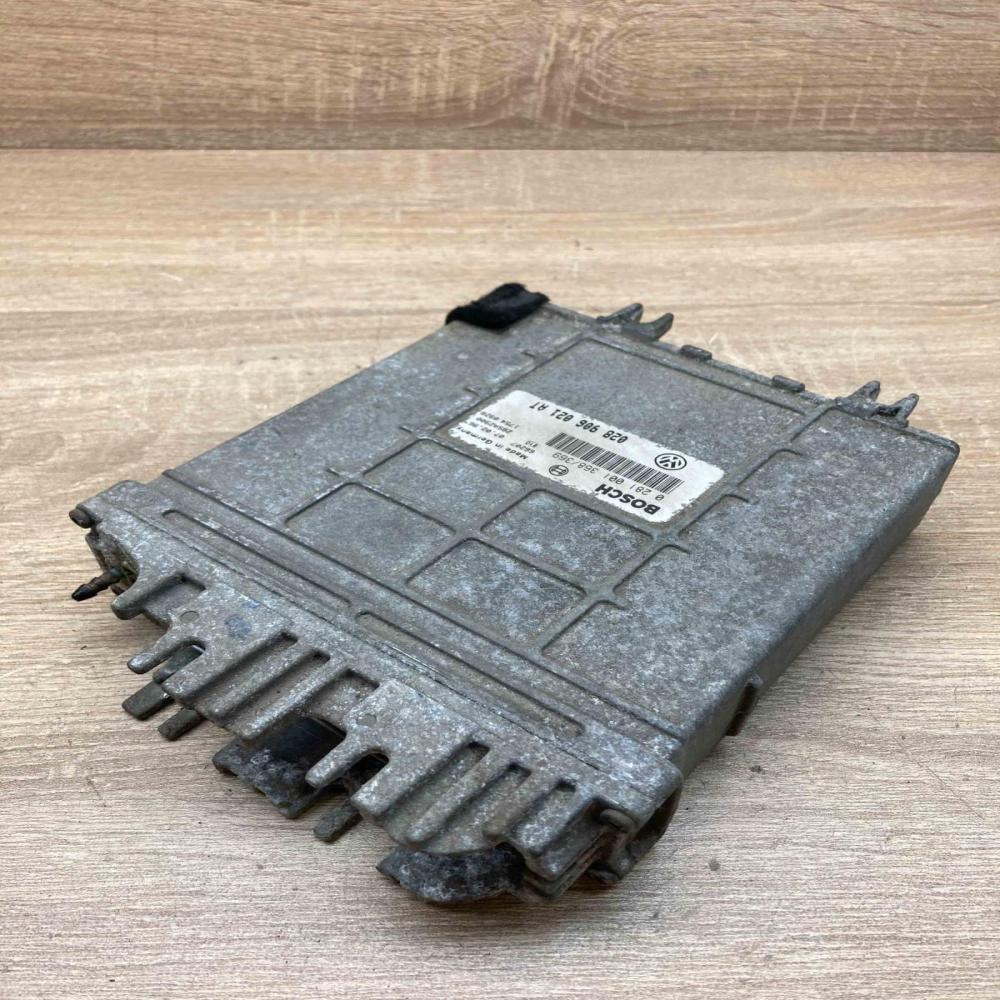 028906021AT 0281001368  Engine control unit/module ECU Volkswagen PASSAT B4