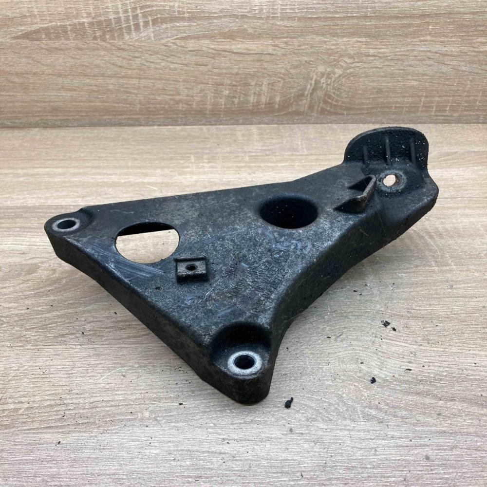 6777053 138074 10  Engine mounting bracket BMW 5 E60 E61