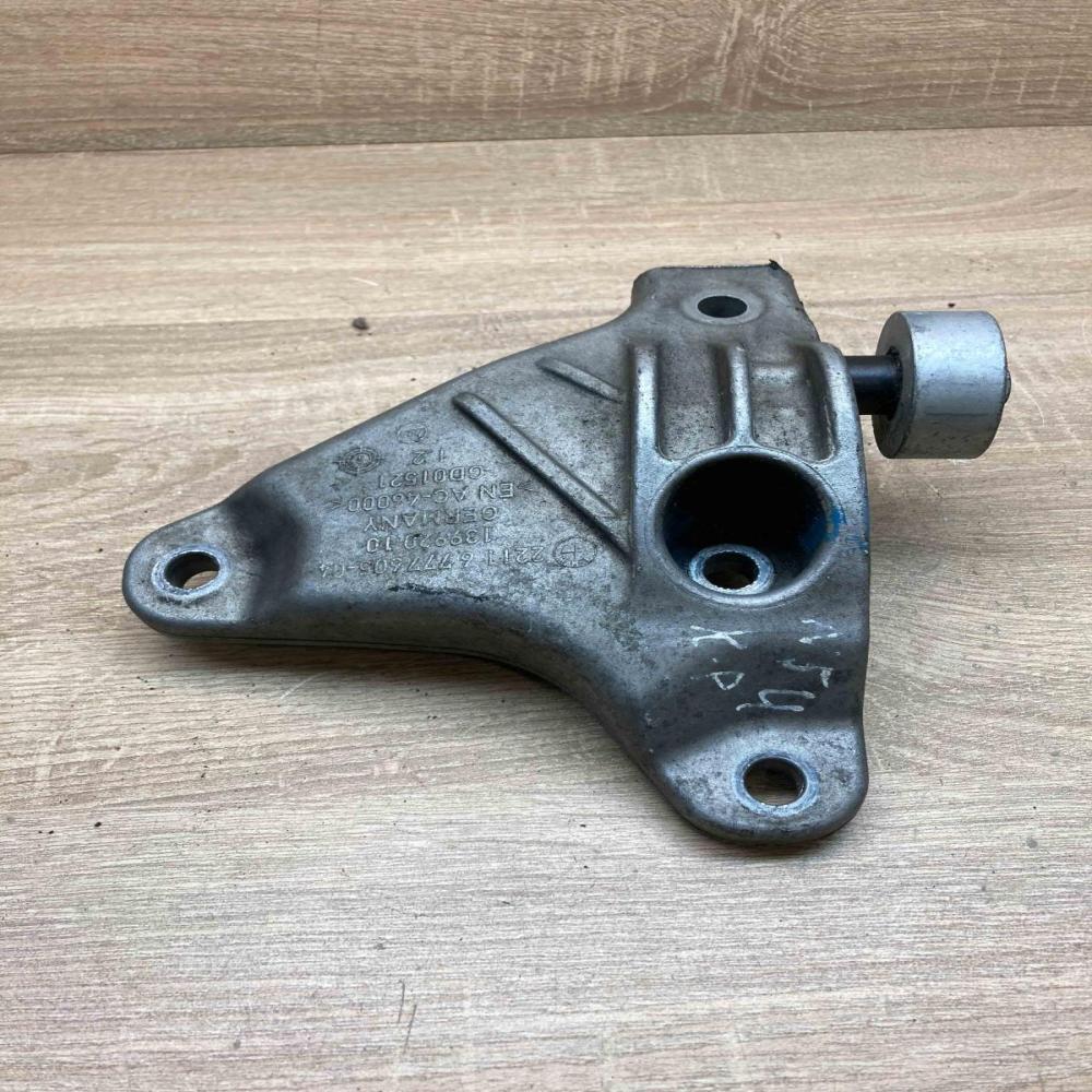 6777605 13992010  Engine mount bracket BMW 5 F10 F11