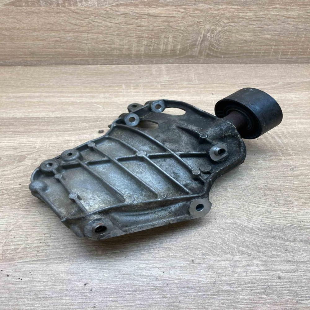 7585167 68572910  A/C compressor mount bracket BMW 3 F30 F35 F31