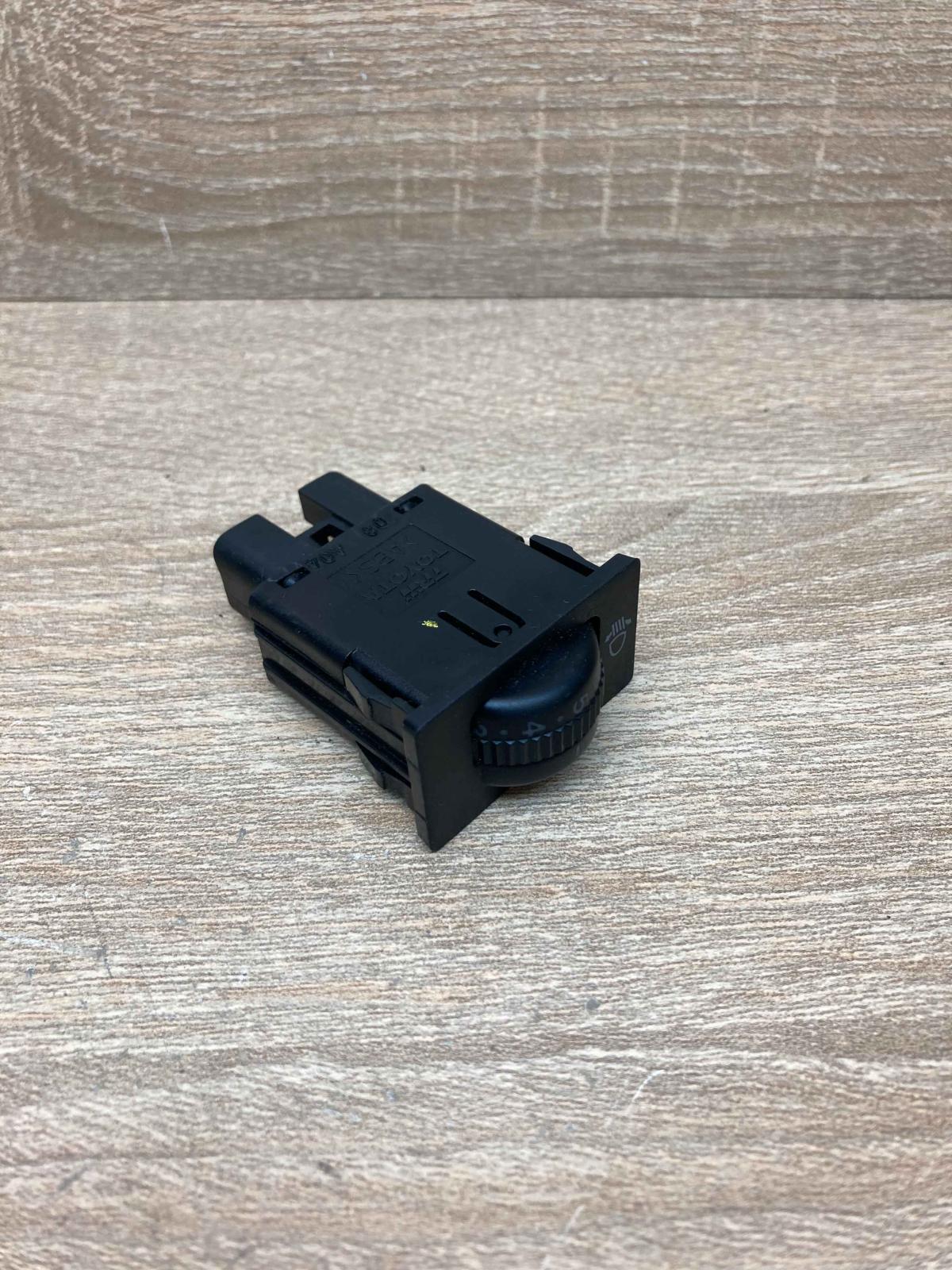 208A04   Headlight level height control switch Toyota Avensis T250