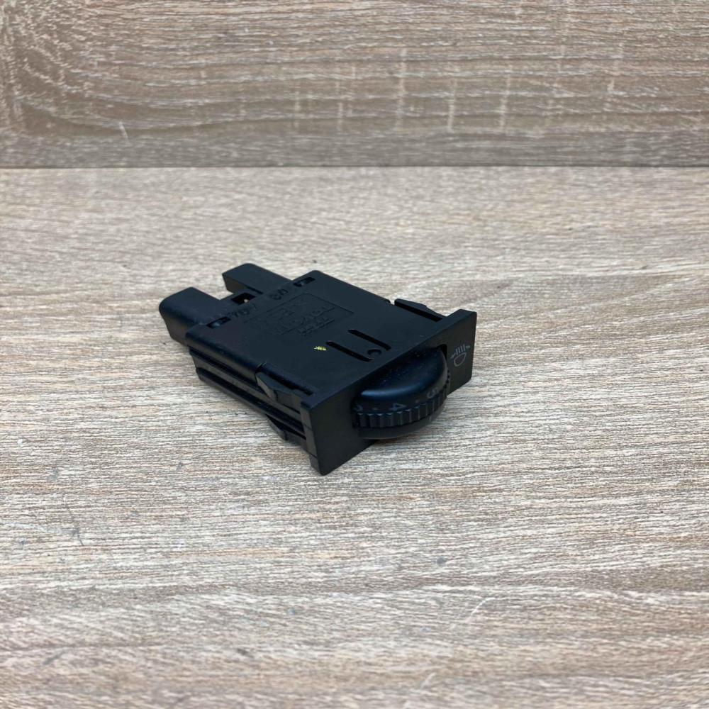 208A04   Headlight level height control switch Toyota Avensis T250
