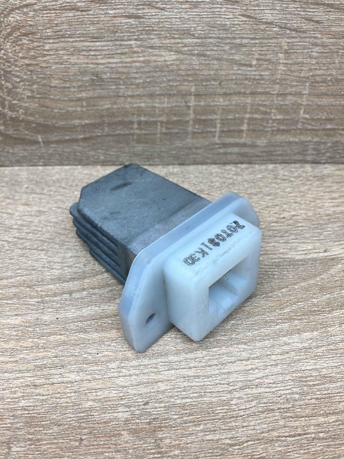 70T031K30   Heater blower motor/fan resistor Nissan Primera