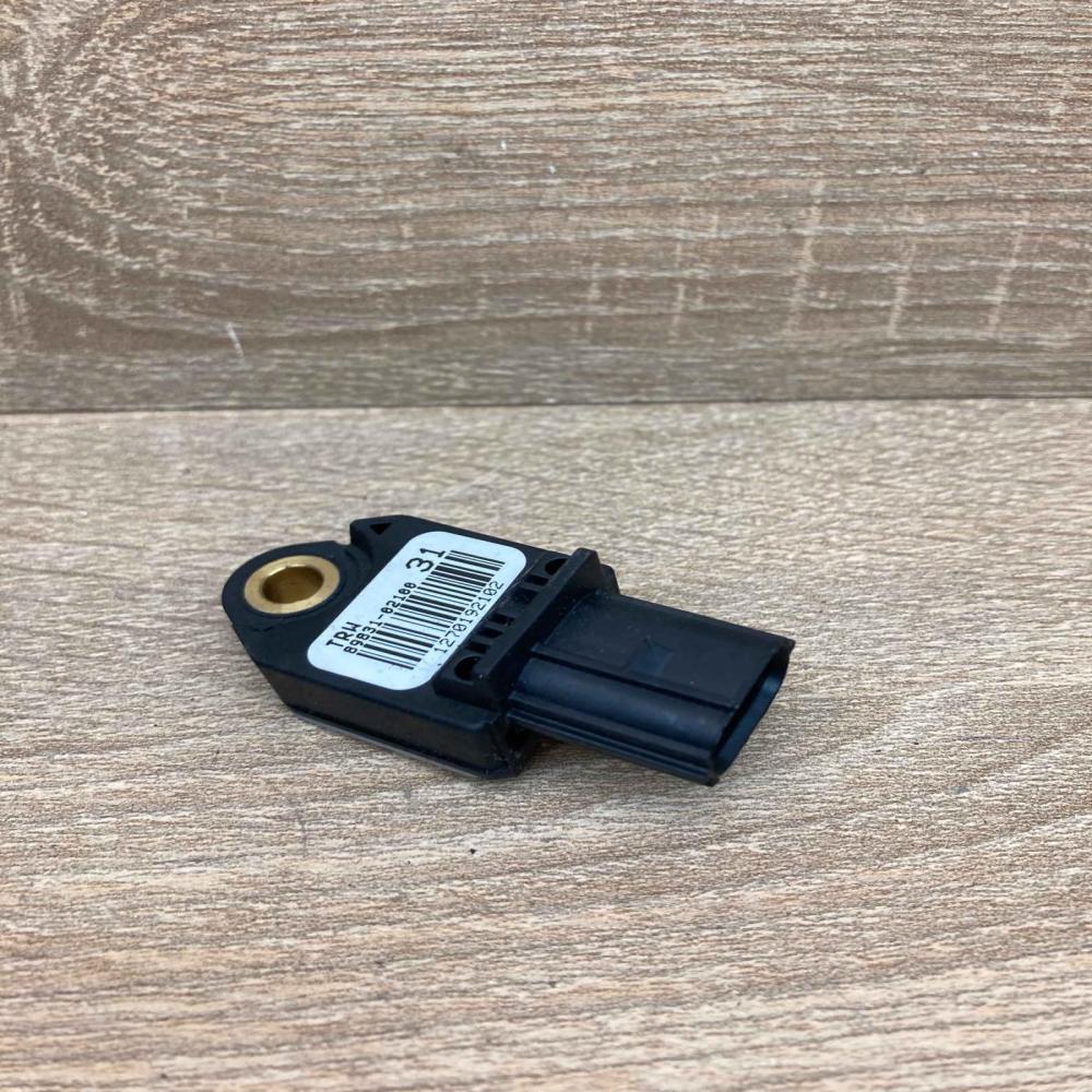 89831 02100  31 Airbag control unit/module Toyota Auris 150