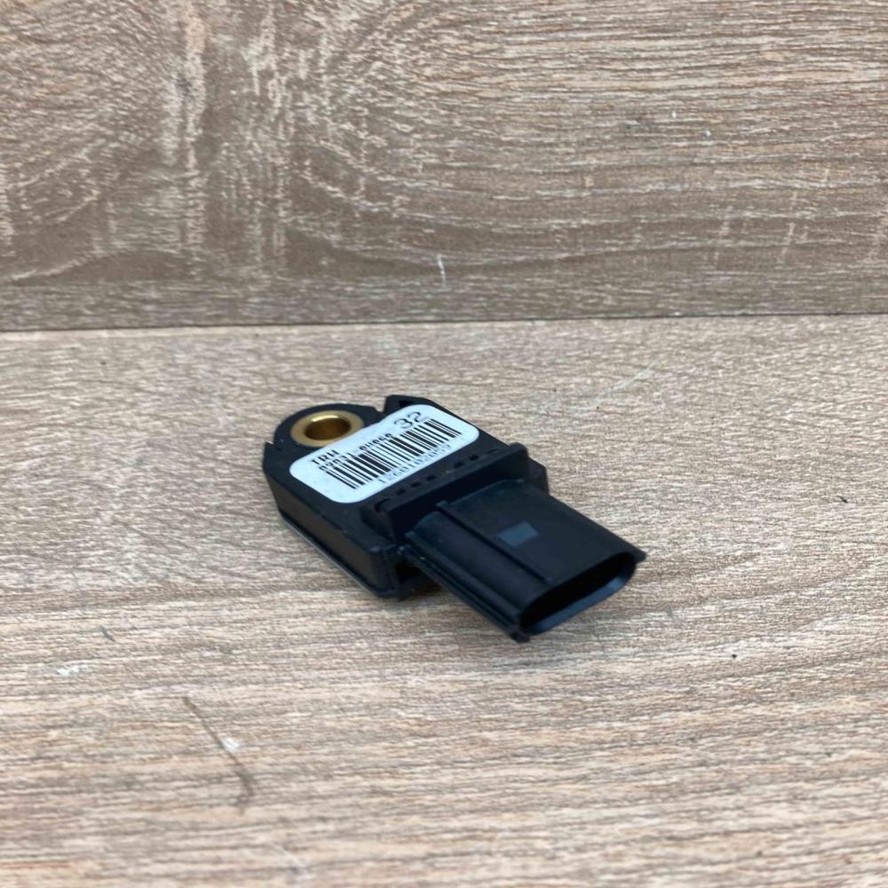 89831 0W060  32 Airbag deployment crash/impact sensor Toyota Auris 150