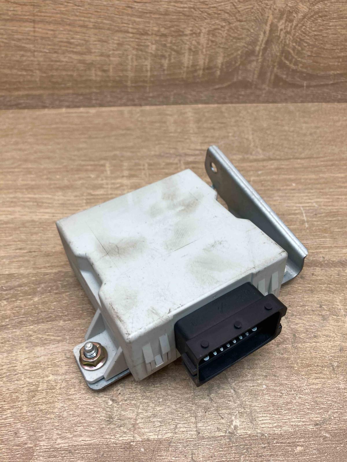 150696 85940 0F010 A  Window wiper relay Toyota Avensis T250