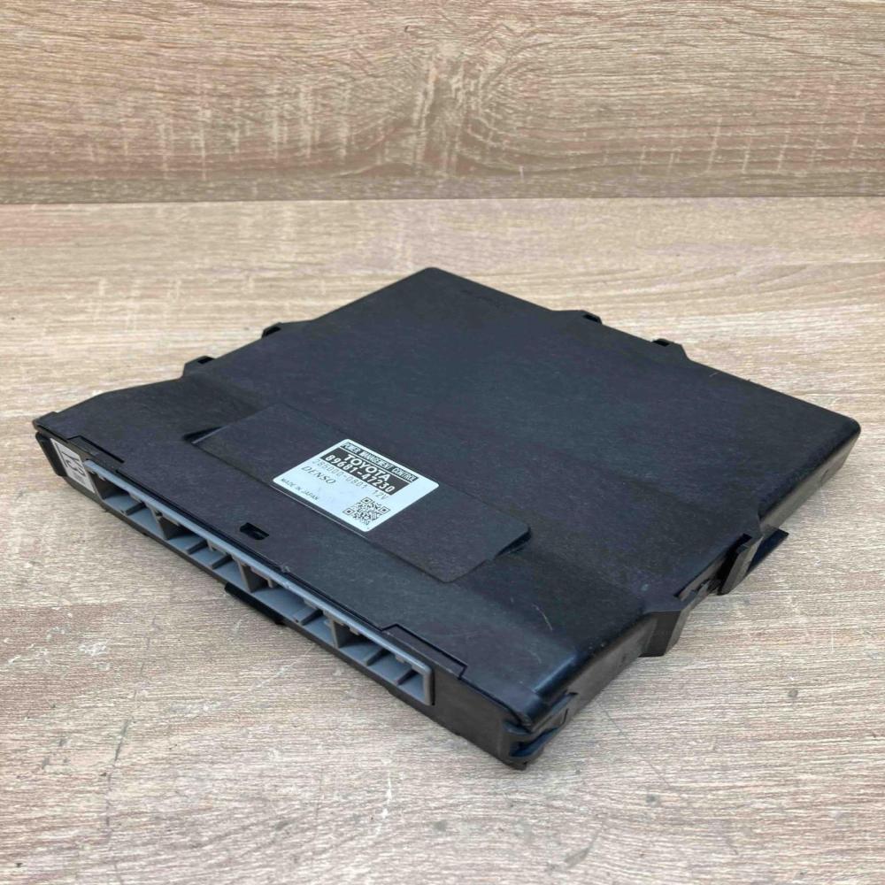 89681 47230 285000 0801 Y3 Power management control unit Toyota Prius (XW30)