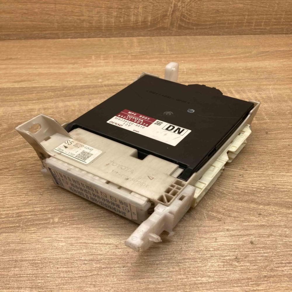 89221 0D870 MB238100 8010 DN Fuse module Toyota Yaris