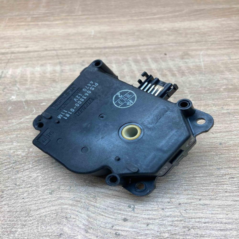 063800 0181 447012V  Air flap motor/actuator Toyota Prius (XW30)