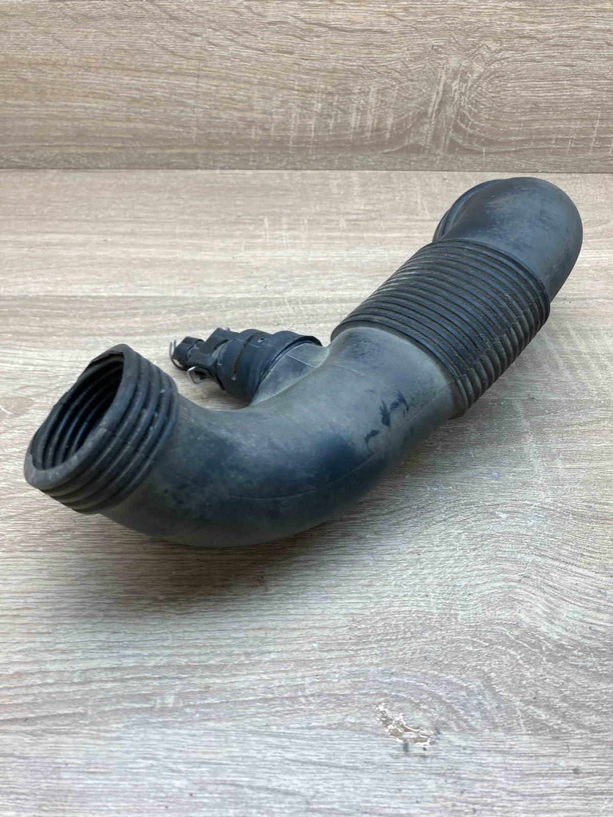 037906240  With Plug Air intake duct part Volkswagen Golf III