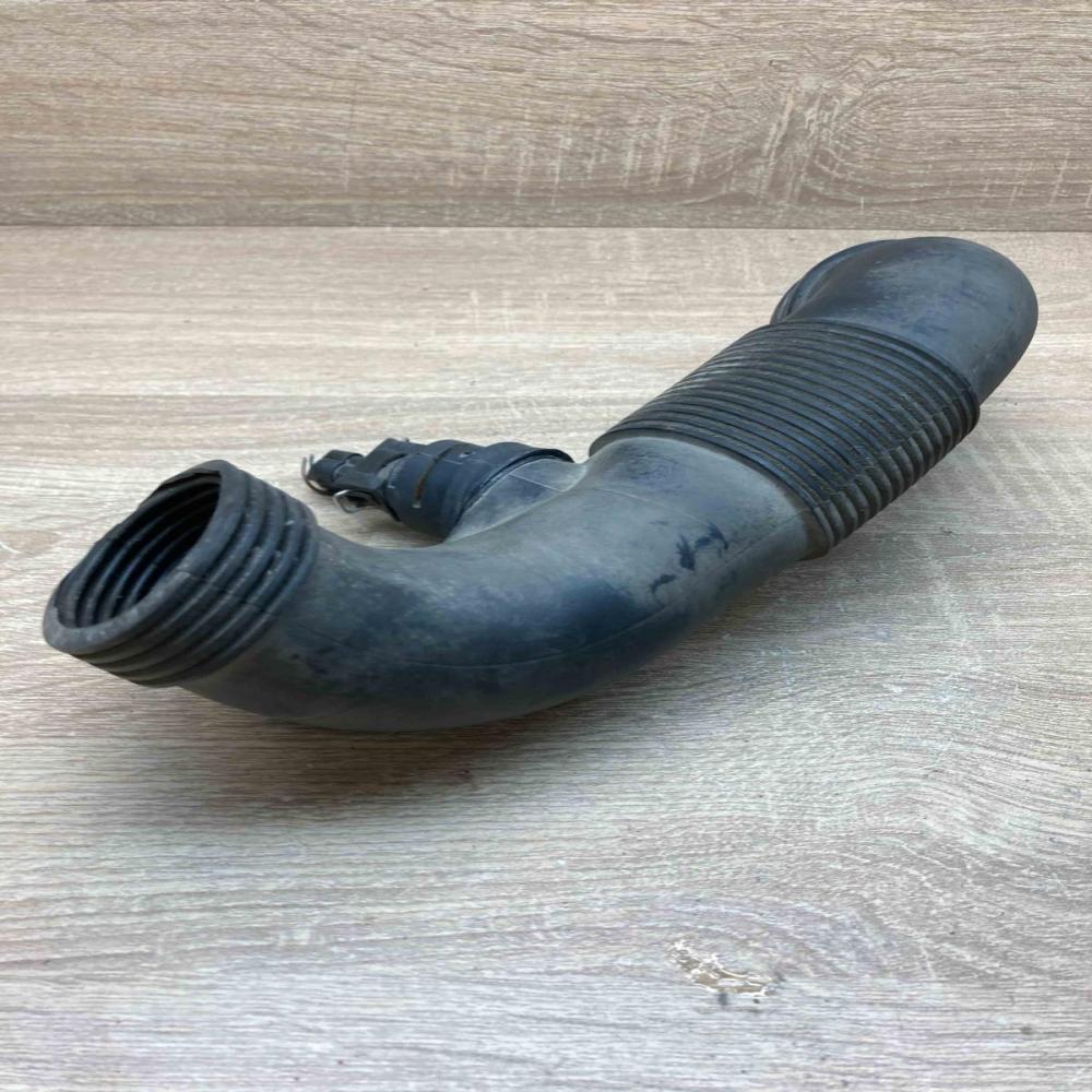 037906240  With Plug Air intake duct part Volkswagen Golf III