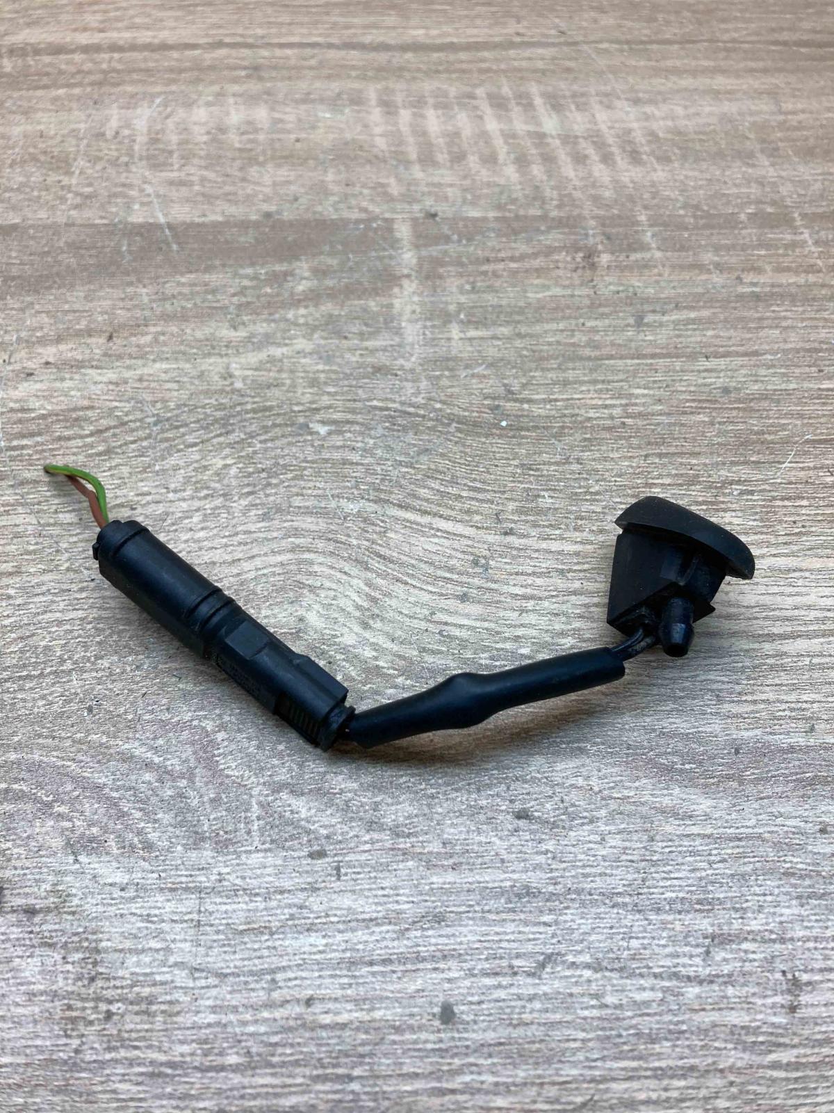 XS4117666A   Windshield washer spray nozzle Ford Mondeo MK IV