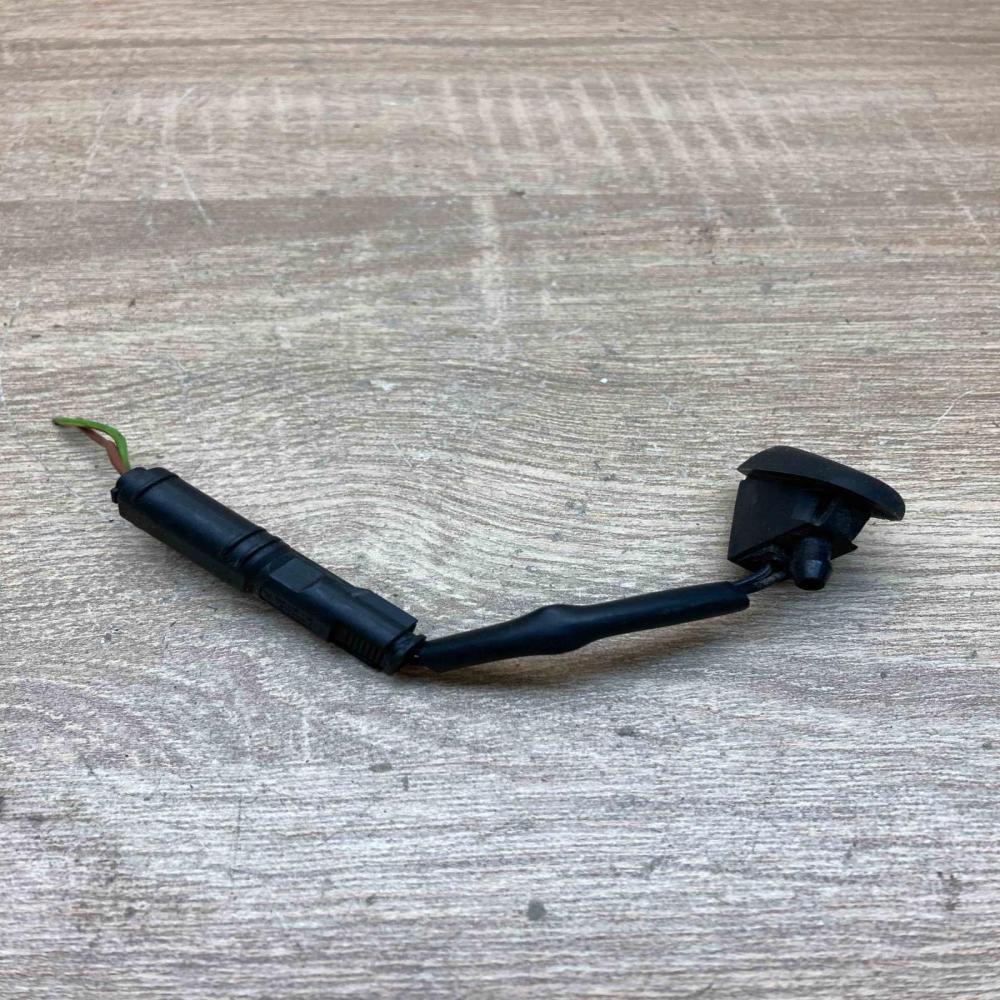 XS4117666A   Windshield washer spray nozzle Ford Mondeo MK IV