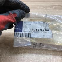 A2047660605   Front door exterior handle/bracket Mercedes-Benz C W204