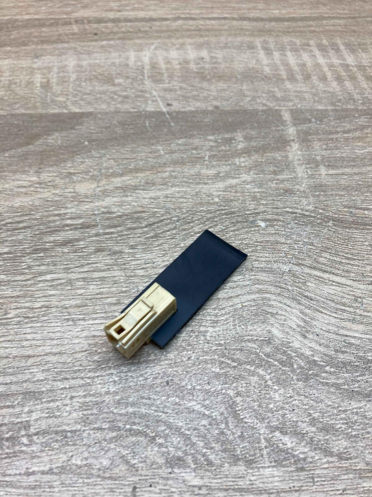 8P0035503E   Bluetooth antenna Audi A3 S3 8P