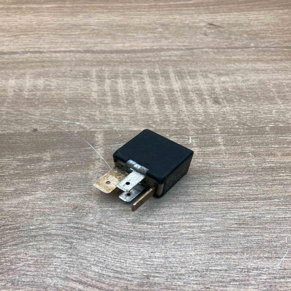 443951253J  213 Other relay Audi A4 S4 B5 8D