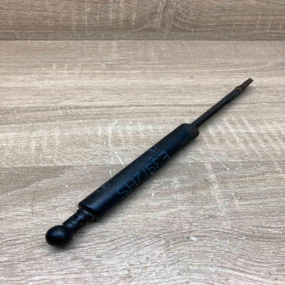 8190688   Tailgate/trunk strut/damper BMW 5 E39