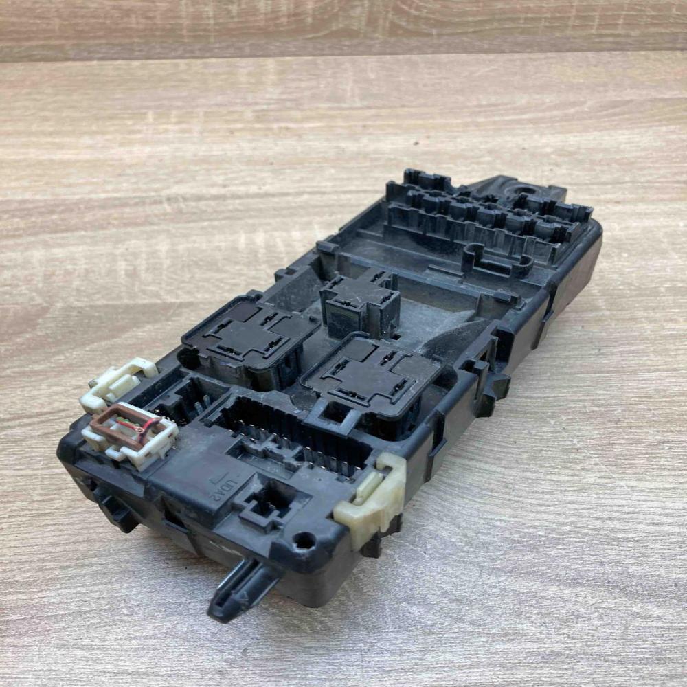 8609F08   Fuse module Mazda 323