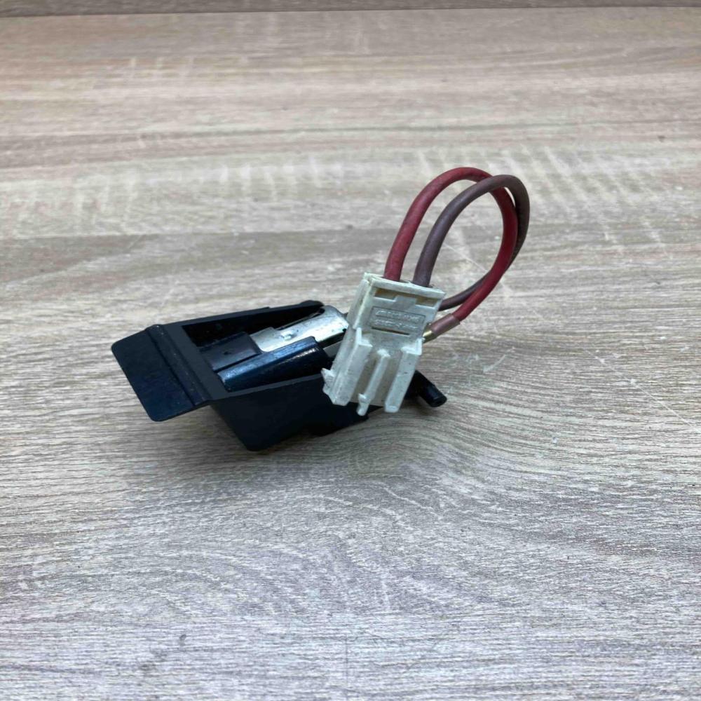1378107 828815  12 V Socket (rear) BMW 7 E38