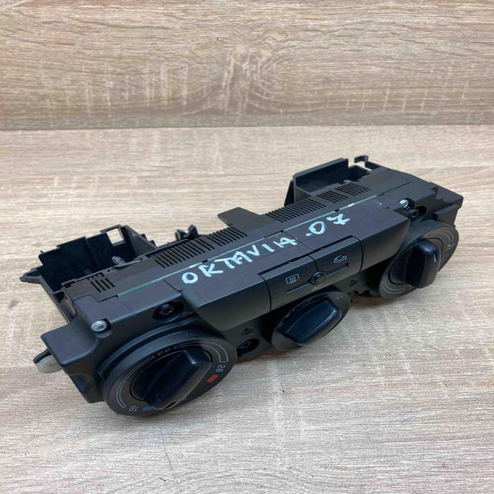 743581   Climate control unit Skoda Octavia Mk2 (1Z)