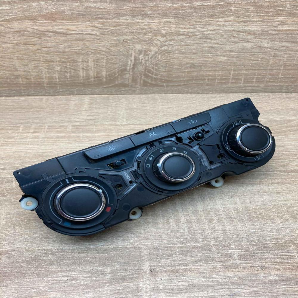 3T0820047AB 5HB009752 50  Climate control unit Skoda Octavia Mk2 (1Z)