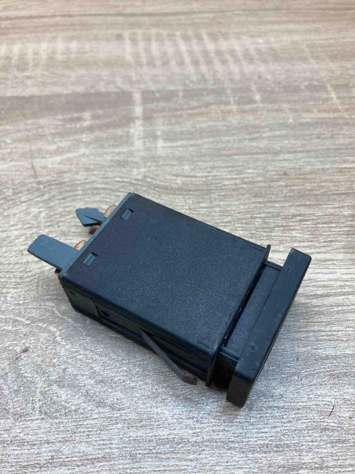 3B0953235D   Hazard light switch Volkswagen PASSAT B5.5