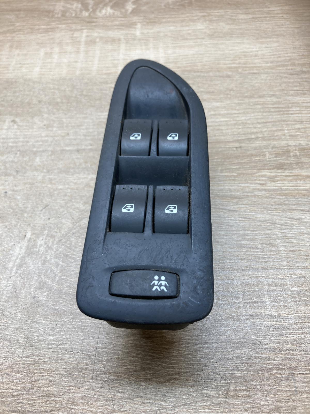 26515   Electric window control switch Renault Laguna II