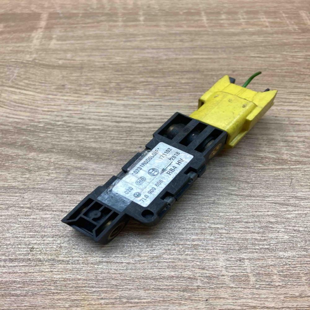 7L0909606 171102  Airbag deployment crash/impact sensor Volkswagen Touareg I
